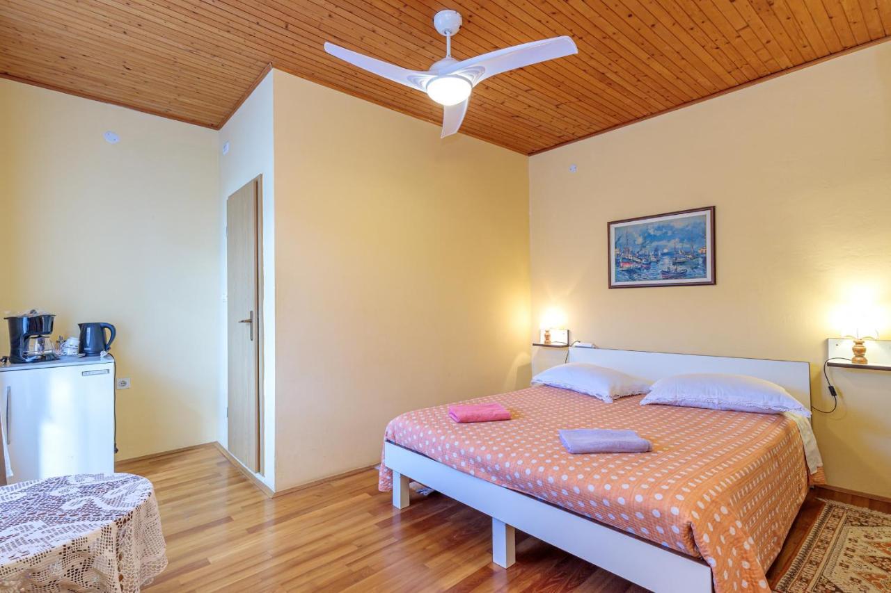 Rooms Nela Hum Екстериор снимка